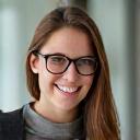Porträt von Anna Müller, einer jungen Frau, die lächelt und professionell aussieht